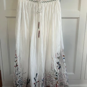 Zara långkjol - Den här kjolen är jättefin men tyvärr lite för kort för mig som är 172🌸Den har lite fläckar som man kan se på fjärde bilden men de är inte något man alls ser när man har på sig den❤️ den har även gått söneder lite på innerkjolen men det är inget som känns och absolut inte syns då det tyget är under yttertyget som är det man ser❤️Nypris var 799kr❣️Skriv för frågor och pris kan diskuteras💕