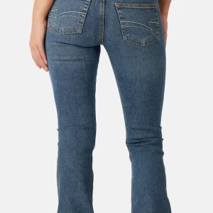 Blåa bootcut jeans från Junkyard - Säljer ett par klassiska blåa bootcut jeans från Junkyard. Jeansen har normal passform, låg midja och snygga kontrastsömmar på bakfickorna. Jag köpte dessa jeans för 600kr, och har haft dom endast i två månader! Nu säljer jag dom för 400kr istället😊🌸