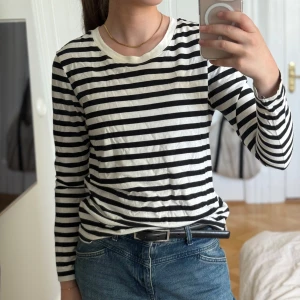 Randig långärmad tröja från Selected Femme - Säljer denna långärmade randiga tröja från Selected Femme i storlek xs. Den är i mycket bra skick!