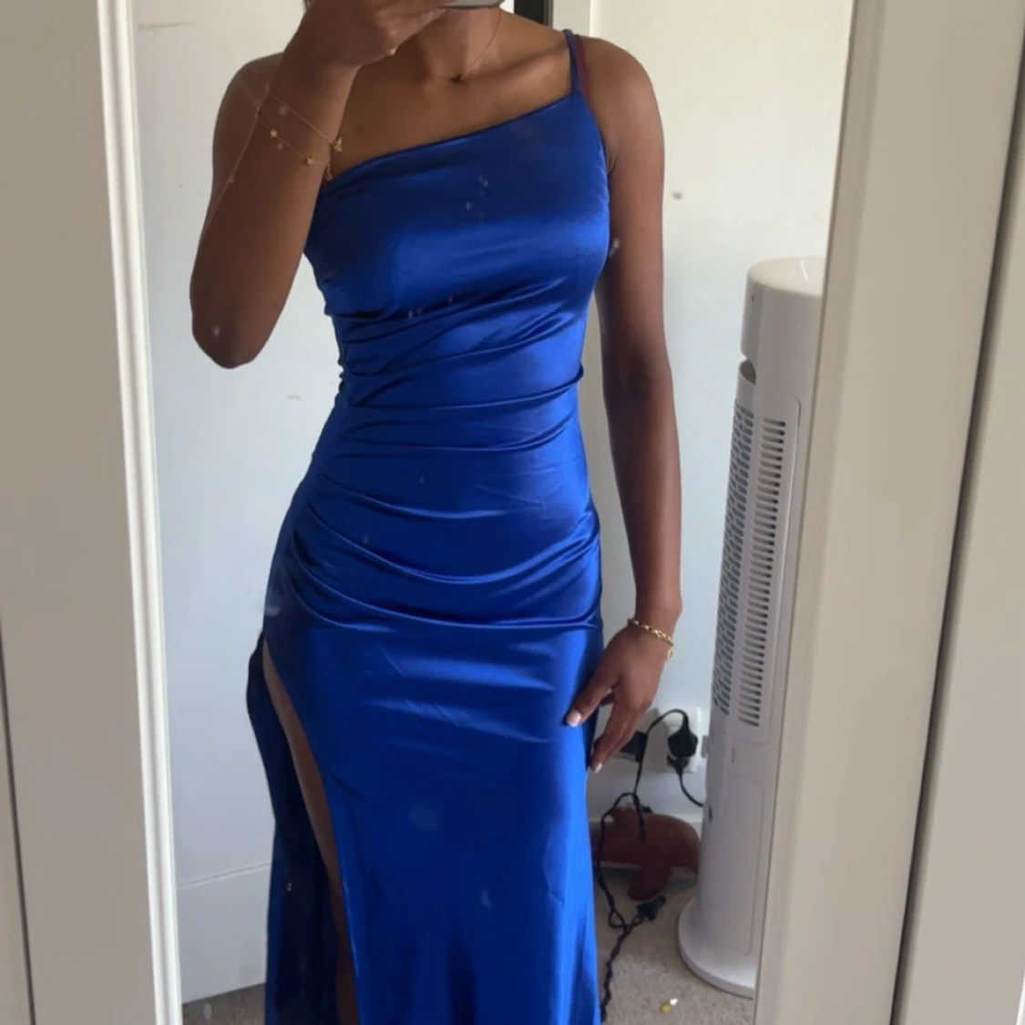 Blå långklänning med slits och oneshoulder - 2