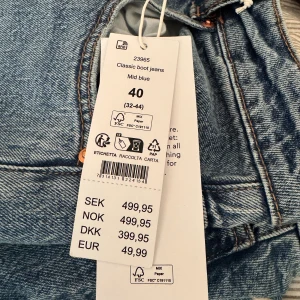 Classic bootcut jeans i mellanblå denim - Säljer ett par klassiska bootcut jeans i mellanblå tvätt från Gina tricot . Jeansen har normal passform, hög midja och raka ben med lätt utsvängning nertill. Perfekta till sneakers eller boots. Aldrig använda ordpris 499kr