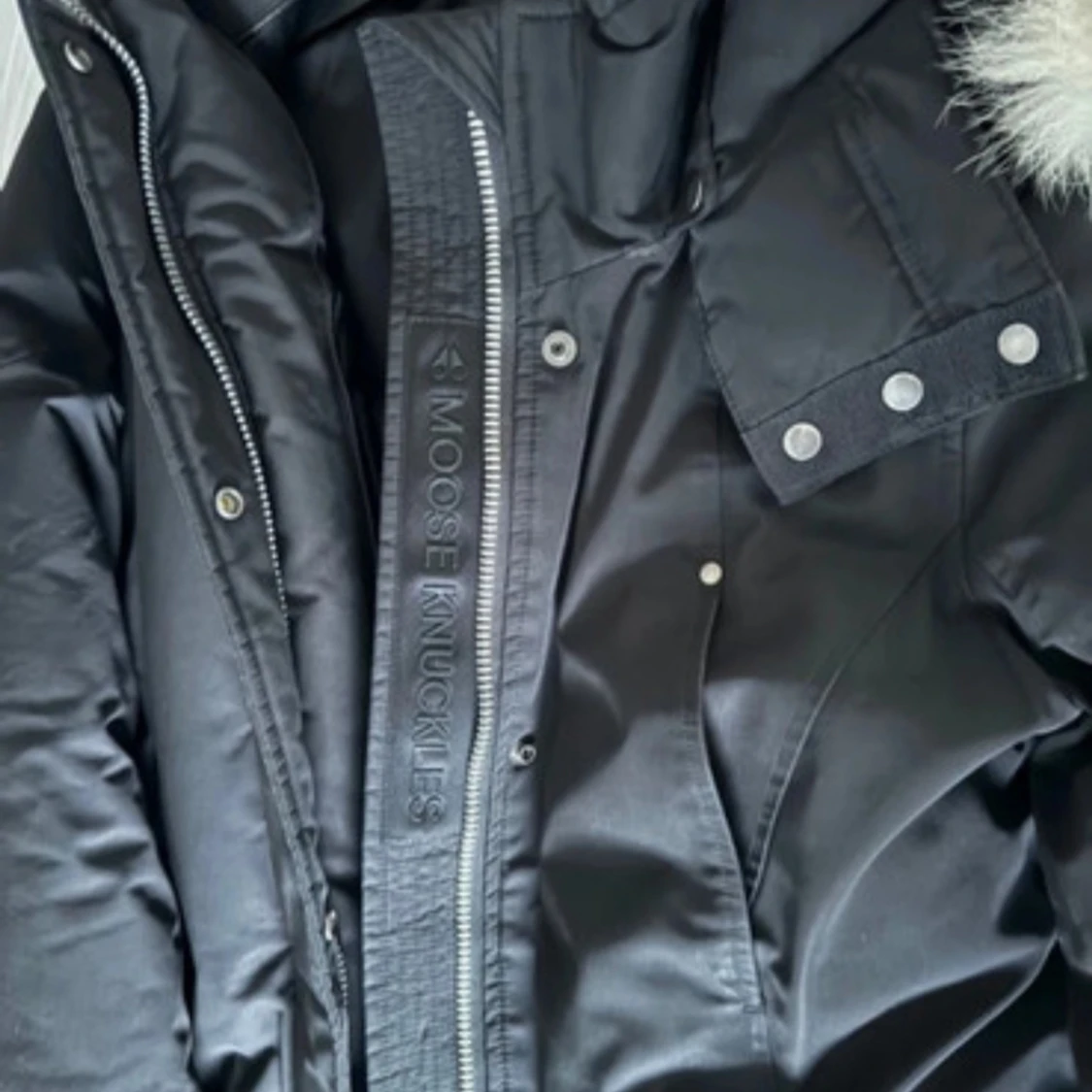 Svart vinterjacka med päls från Moose Knuckles - 1