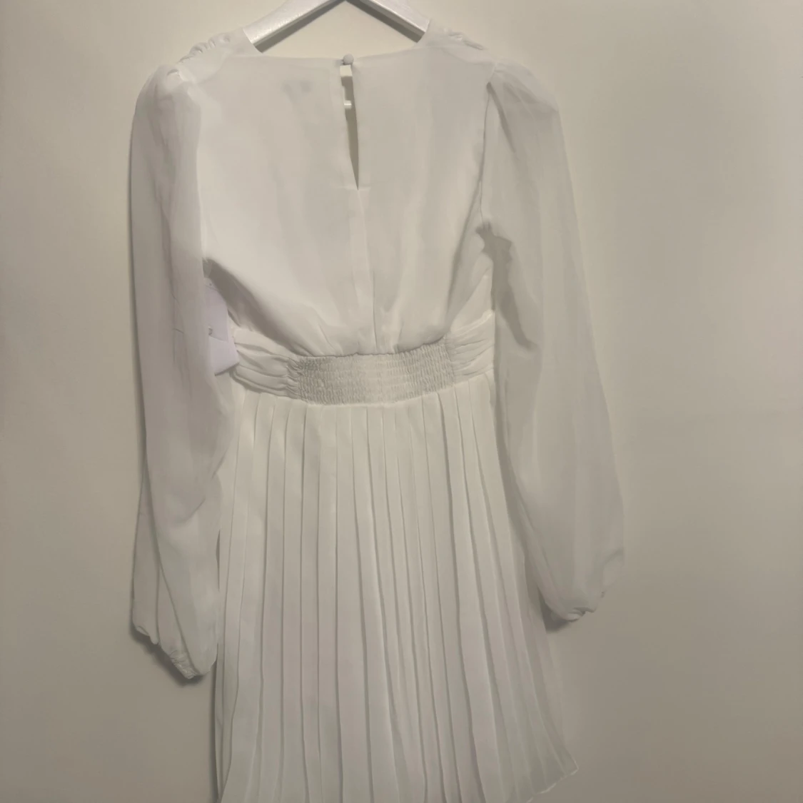 Studentklänning - Vit klänning med v-ringning och luftiga armar - 2