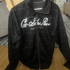 Svart jacka med dragkedja från G-Star Raw - En original G-star tjocktröja som är väldigt svårt att hitta idag, den är i bra skick men den är några år gammal och är riktigt unik☺️ köpt för över 1000kr