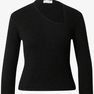 Svart croppad stickad tröja med asymmetrisk halsringning - Säljer min super fina LeGer tröja! Den är i fint skick utan några defekter. Pris kan diskuteras vid snabb affär💗