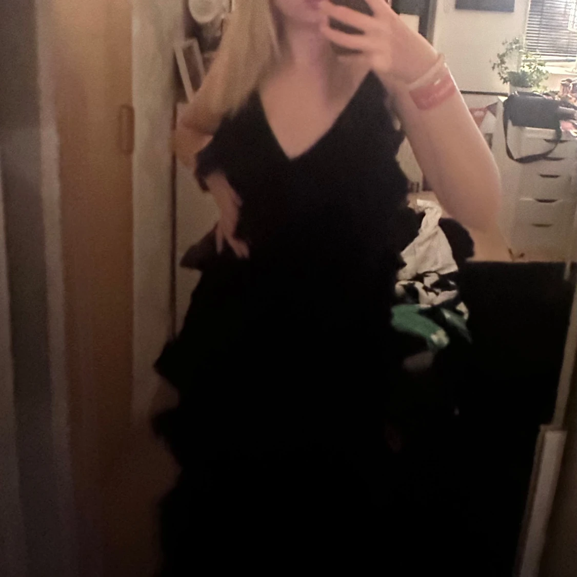 Svart långklänning med volanger - 2