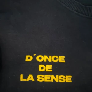D’ONCE DE LA SENSE  - Hej säljer den här snygga knappt använda D’ONCE DE LA SENSE tröjan. Pris kan diskuteras vid en snabb och smidig affär.