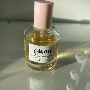 Gisou hair perfume - Säljer denna gisou hårperfymen som luktar supergott. Inte använd många gånger. Nypris 450kr