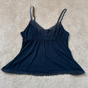 Linne med spets - Linne med spetsdetaljer från Lascana i storlek 36/38