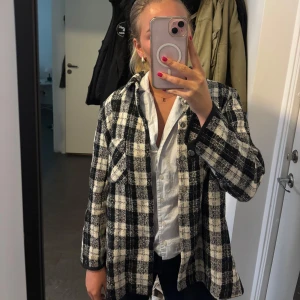 Zara jacka  - Super fin zara jacka, oversized på mig som vanligtvis har S/M, super bra sommarjacka