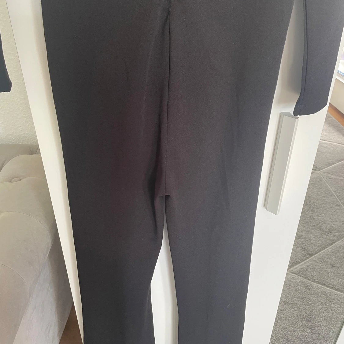 Svart långärmad jumpsuit med djup v-ringning - 3