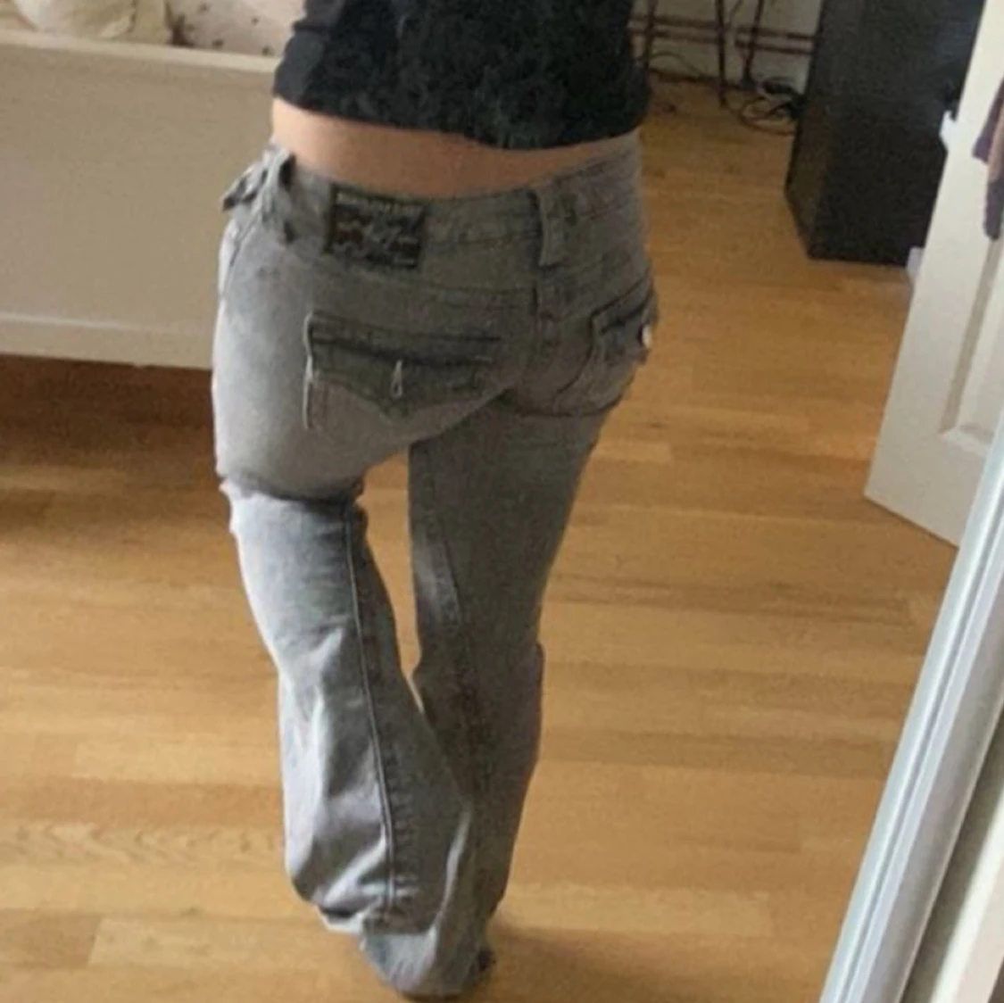 Gråa low rise flare true religion jeans joey