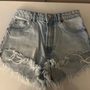 Jeansshorts  - Snygga ljusblåa jeansshorts från zara ❤️‍🔥använda fåtal gånger så de är i väldigt bra skick 🤩rökfritt hem! Hör av er vid frågor/fler bilder ❤️‍🔥