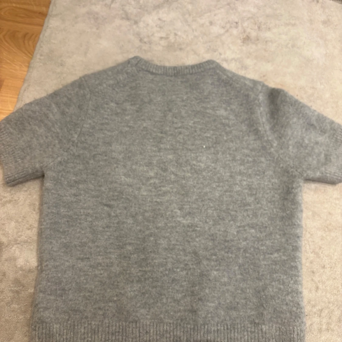 Grå stickad kortärmad tröja från ZARA - 1