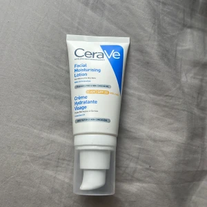 CeraVe kräm - Ansiktskräm med SPF 30 från CeraVe. Lätt lotion med pumpflaska, passar normal till torr hud. Innehåller UV-skydd, är parfymfri och icke-komedogen. Vit plastförpackning med blå detaljer. Oanvänd
