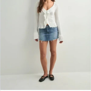 Blå jeanskjol från Nelly - En blå jeanskjol från nelly, helt oanvänd! Har bara provat den och den var för stor. Super fin nu när sommaren kommer! Kom privat om du vill ha mer info!🩷(lappen är fortfarande kvar)