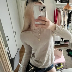 Beige långärmad topp från sfera ett spansk märke  - Säljer en beige långärmad topp från Sfera med rund halsringning. Mjuk och skön bomullskänsla, perfekt till jeans eller kjol. Enkel och stilren design. Det går även inte att köpa tröjan i svergie. 