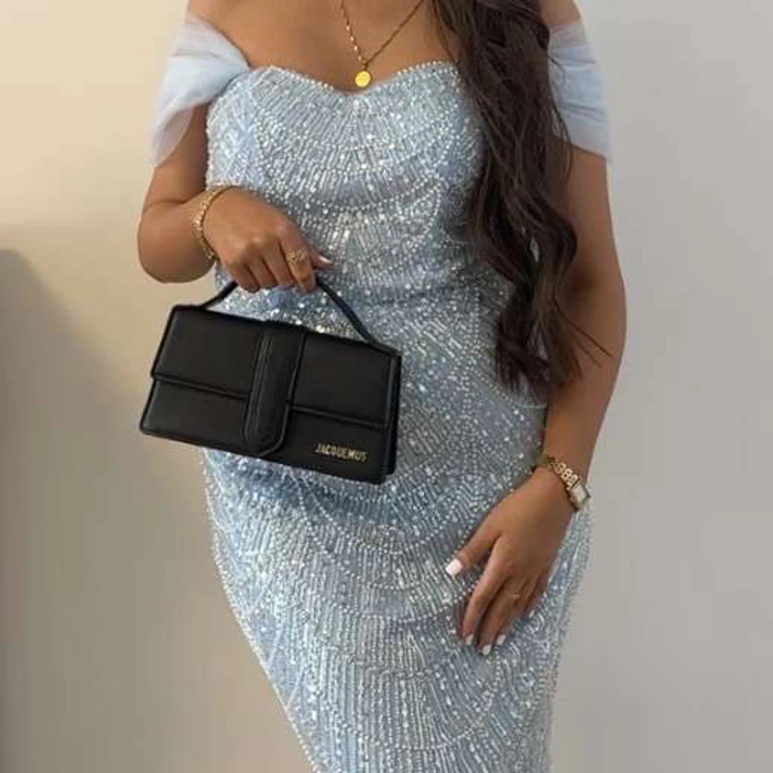 Ljusblå långklänning med pärldetaljer - 1