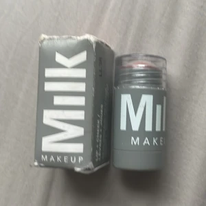 Milk blush - Milk Makeup Lip + Cheek Stick i nyansen Werk, en krämig stick i rosad ton. Förpackning lite skadad men produkt helt oanvänd.
