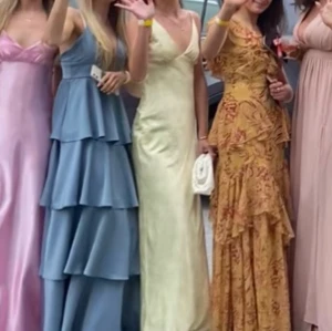 Ljusgul långklänning med blommor💛💐 - Säljer denna ljusgula långklänningen med diskret blommönster💖Passar jättebra som balklänning! Köptes för 950kr från peppermayo och säljs nu av mig för 750kr. Klänningen är endast använd en gång. Strl 32 men passar mig som brukar ha 34