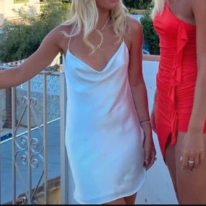 Vit satinklänning - Säljer denna underbara satinklänning i vit från Zara! Passar mig som brukar ha s/m. Använd en gång 