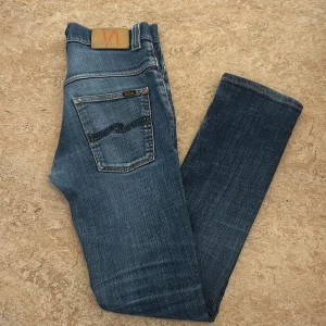 Nudie Jeans - Skick 9/10, storlek 30/32 men sitter mindre. Salvage washed jeans, endast 449. Modellen är thin finn/slim fit, har ett litet mini hål vid skrevet men märks ej.