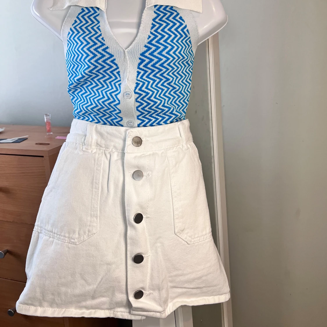 Set Vit och blå halter top med zigzag-mönster och jeans kjol med byxor under