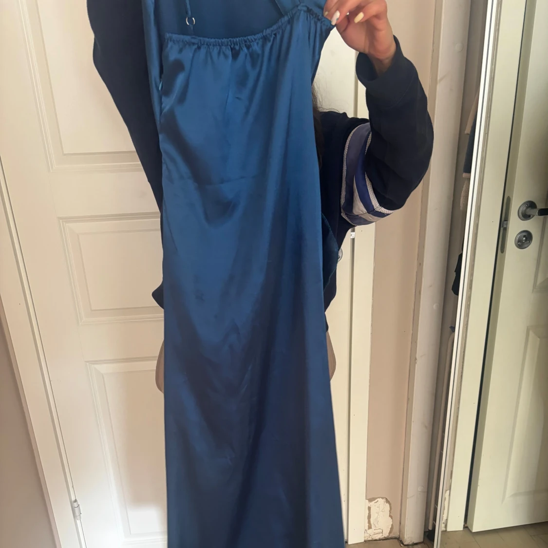 Blå långklänning i satin - 1