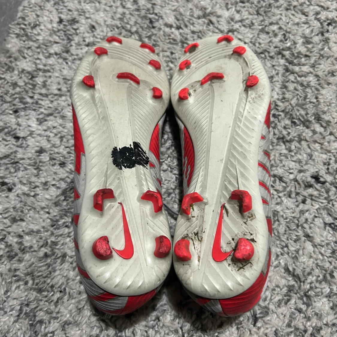 Nike Mercurial fotbollsskor i grått och rött - 3