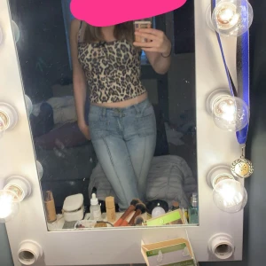 Leopardmönstrad croppad linnetopp - Snygg croppad linnetopp med leopardmönster och smala axelband. Perfekt för att sticka ut och ge outfiten en cool vibe. Passar till både jeans och kjol. Toppen är från gina och är i ett väldigt bra skick 