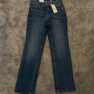 Blå jeansbyxor från LAB Industries - Snygga blå jeansbyxor från LAB Industries med raka ben och klassisk femficksdesign. Jeansen har normal passform och är tillverkade i denim med en något hållbarare produktion. Perfekta för en avslappnad stil.