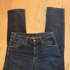 Mörkblå vintage jeans från Cheap Monday - Mörkblåa jeans från Cheap Monday i strl W33 L32. Modellen heter Regular 381. Riktigt riktigt snygga men tyvärr lite för små för mig. Rak passform med lite tvättade detaljer, ganska små i storleken. Använda men i gott skick, lite slitningar på märket och sömmarna (se bild 2 & 3), men inget man tänker på <33
