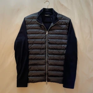 Marinblå Massimo Dutti cardigan - Marinblå  Massimo Dutti cartigan med silver dragkedja, köpt nyligen så fortfarande as bra skick skönt tunt material på ärmarna, perfekt till blåsiga kvällar, storlek medium men sitter mer som en small.