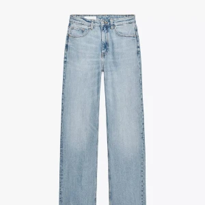 Ljusblå raka jeans - Säljer ett par ljusblå jeans med raka ben och klassisk femficksdesign. Jeansen har hög midja och sitter super fint på.🩵 