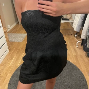 figursydd klänning - säljer denna jättefina tubklänningen i jättebra skick! figursydd och väldigt skön