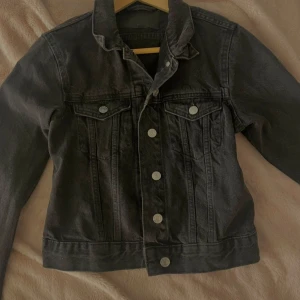 Grå svart jeansjacka - Snygg jeansjacka köpt förra året från lager. Säljer pga att jag inte använder den längre. Nyskick nästan aldrig använd så inga skavanker. Grå svart i färgen o snygg till det mesta! Hör av dig om du undrar något 💛🩷 stl XS/S