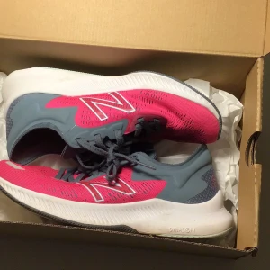 New Balance springskor/gympaskor!🙌🏻🫧💕 - Säljer ett par snygga New Balance löparskor i rosa och grått med vit och turcouse sula. Skorna har snörning och en lätt, luftig ovandel som passar perfekt för träning och löpning. Stora N-loggor på sidorna och en bekväm passform. Storlek 37,5, finns små tecken på användning men det syns inte om man inte kollar väldigt nära🫶🏼💕 Skriv gärna vid frågor och skriv helst innan köp så svarar jag så fort jag kan, möts inte upp och skickar så fort jag har möjlighet❤️🫧 (Pris kan diskuteras)