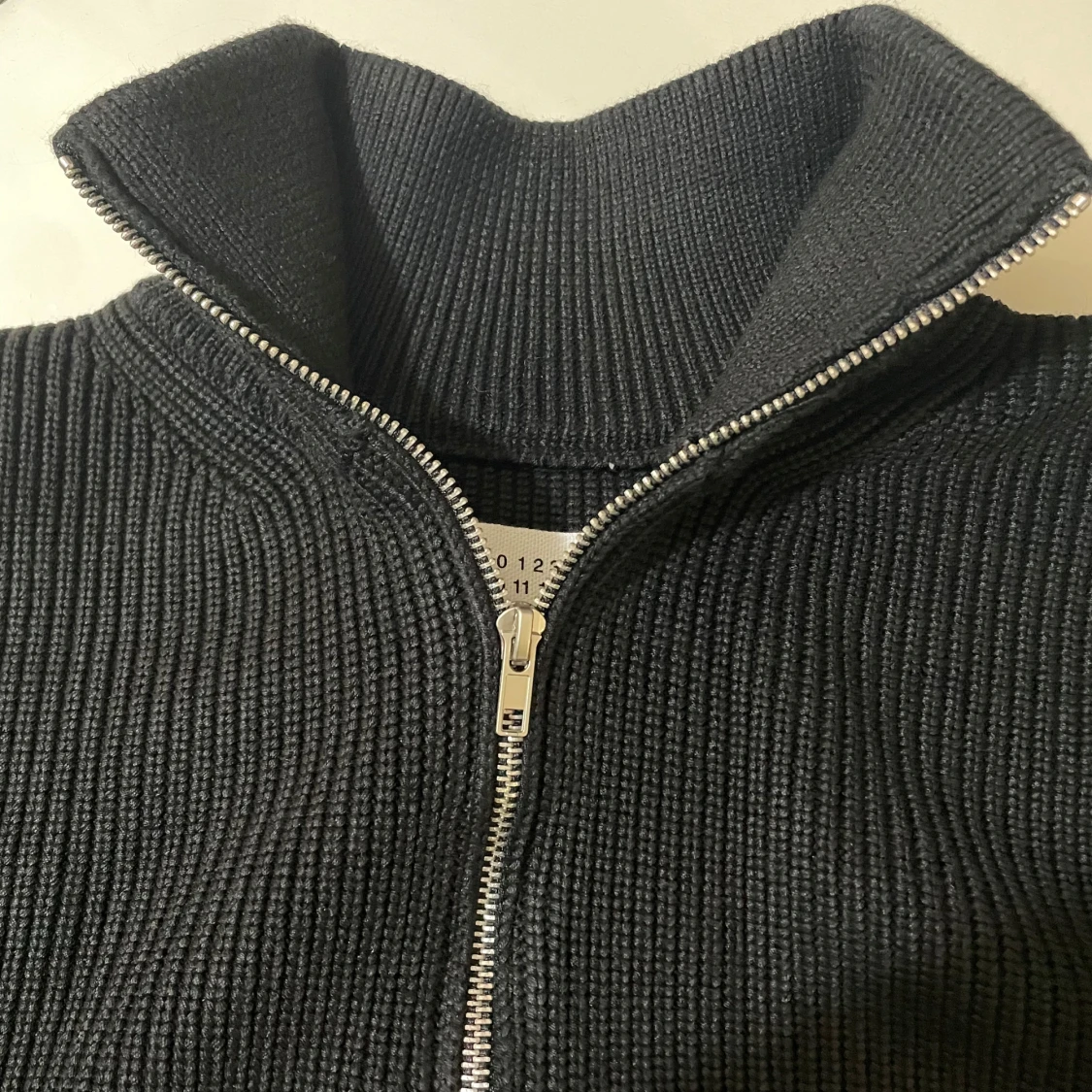 Svart kofta med halv dragkedja  - 1