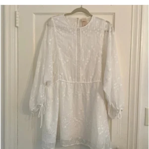 Söker denna jätte fina klänning från hm ⚠️⚠️⚠️⚠️ - Skriv gärna om ni äger denna och vill sälja i storlek xs/s❤️❤️❤️😘