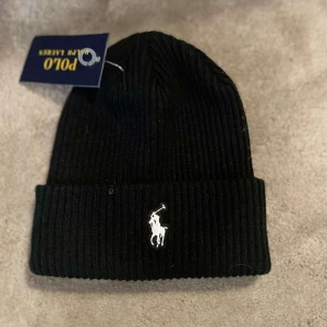 Polo Raplh lauren mössa - En svart Raplh lauren mössa. Den är helt ny  med alla tags på. Säljer för att jag redan har en likadan. 10/10 skick 