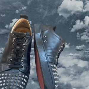 Christian Louboutin skor - Säljer nu dessa Loubs för galet bra pris✨Storlek 41 1/2 men även större💸ej original innersula Givetvis äkta bevis finns! Nypris 10k endast skor medföljer vid köp skick 7/10 hör av vid fundrringar om defekter