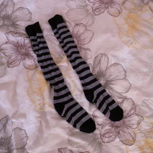 Knästrumpor strl 32 - Over the knee strumpor, skulle säga att de är XS - strl 32. Inte mycket stretch alls. Har aldrig använt bara provat. De är för små för mig så jag kan inte dra upp dem hela vägen, därav ingen bild på. Själva fotdelen är 20,5 cm men den delen är mer stretchigt och passar mina som är 24,5 cm utan problem. 