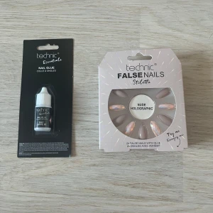 Technic False Nails Stiletto Nude Holographic - Säljer ett set med Technic lösnaglar i stilettoform. Färgen är nude med holografisk effekt. Förpackningen innehåller 24 lösnaglar och lim. 