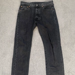 Levi's 501 - Tja, säljer ett par feta svarta Levis 501 i storlek 32/32 då de ej kom till användning, dom är använda en gång och är i perfekt skick, kom dm vid minsta lilla och pris går att diskutera🍾