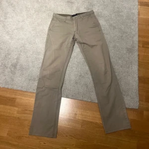Beige chinos från Zara Man - Säljer ett par klassiska beige chinos från Zara Man. Byxorna har normal passform, raka ben och diskreta fickor både fram och bak. De är i storlek 40