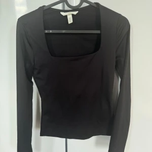 Svart tight tröja  - Svart tight tröja ifrån Hm, storlek XS🦋