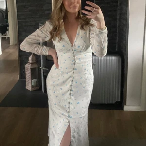 Adoore klänning - Superfin klänning från Adoore, använd endast vid 2 tillfällen så i fint skick! Perfekt nu till sommaren🌸