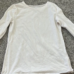 Vit långärmad tröja från H&M 100% bomull - En enkel och stilren vit långärmad tröja från H&M med rund halsringning. Perfekt basplagg som passar till många olika outfits. Mjuk och bekväm, lätt att matcha med andra kläder.