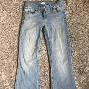 Nelly jeans! - Säljer Nelly jeans har inte använt mycket alls, slitna ner till men de syns inte på! De är i storlek 36 alltså small!!!!