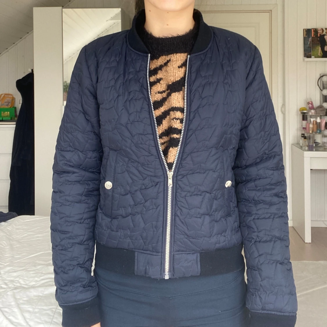 Mörkblå quiltad bomberjacka från Svea - 1
